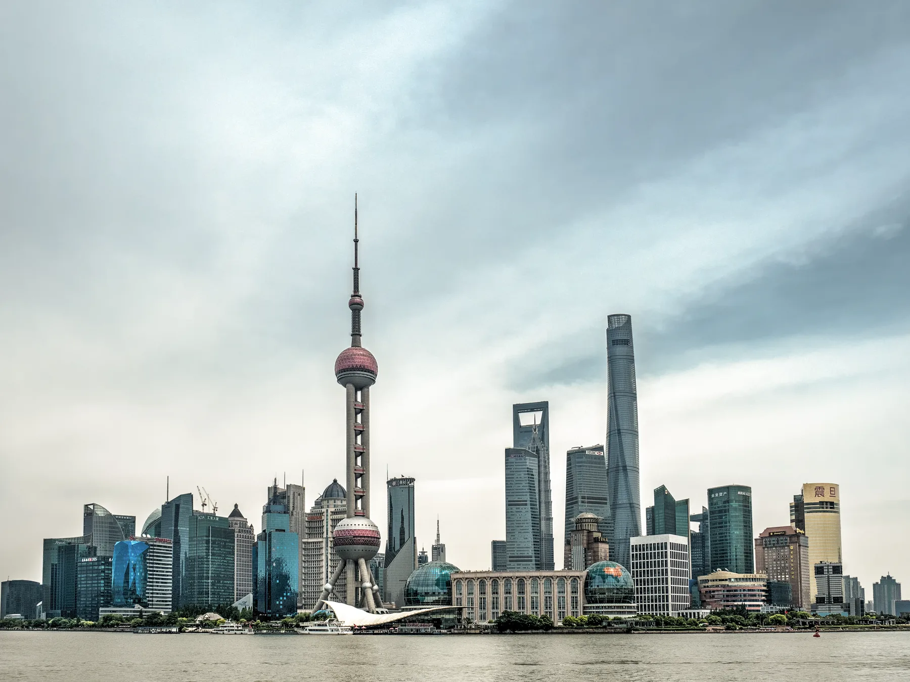 上海黄浦江畔的城市天际线